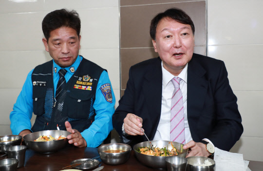 국민의힘 대선 경선 후보인 윤석열 전 검찰총장이 부산을 방문한 19일 연제구 부산개인택시조합을 찾아 택시 기사들과 간담회 후 구내 식당에서 비빔밥으로 점심식사를 하고 있다.연합뉴스